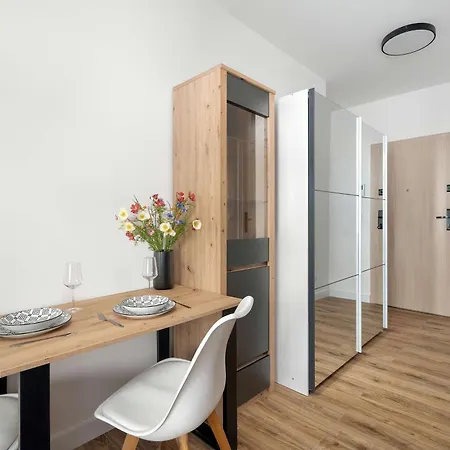 Апартаменты Charming In With Balcony Close To Attractions By Renters Познань