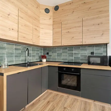 Апартаменты Charming In With Balcony Close To Attractions By Renters Познань
