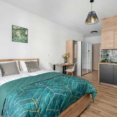 Charming In With Balcony Close To Attractions By Renters
